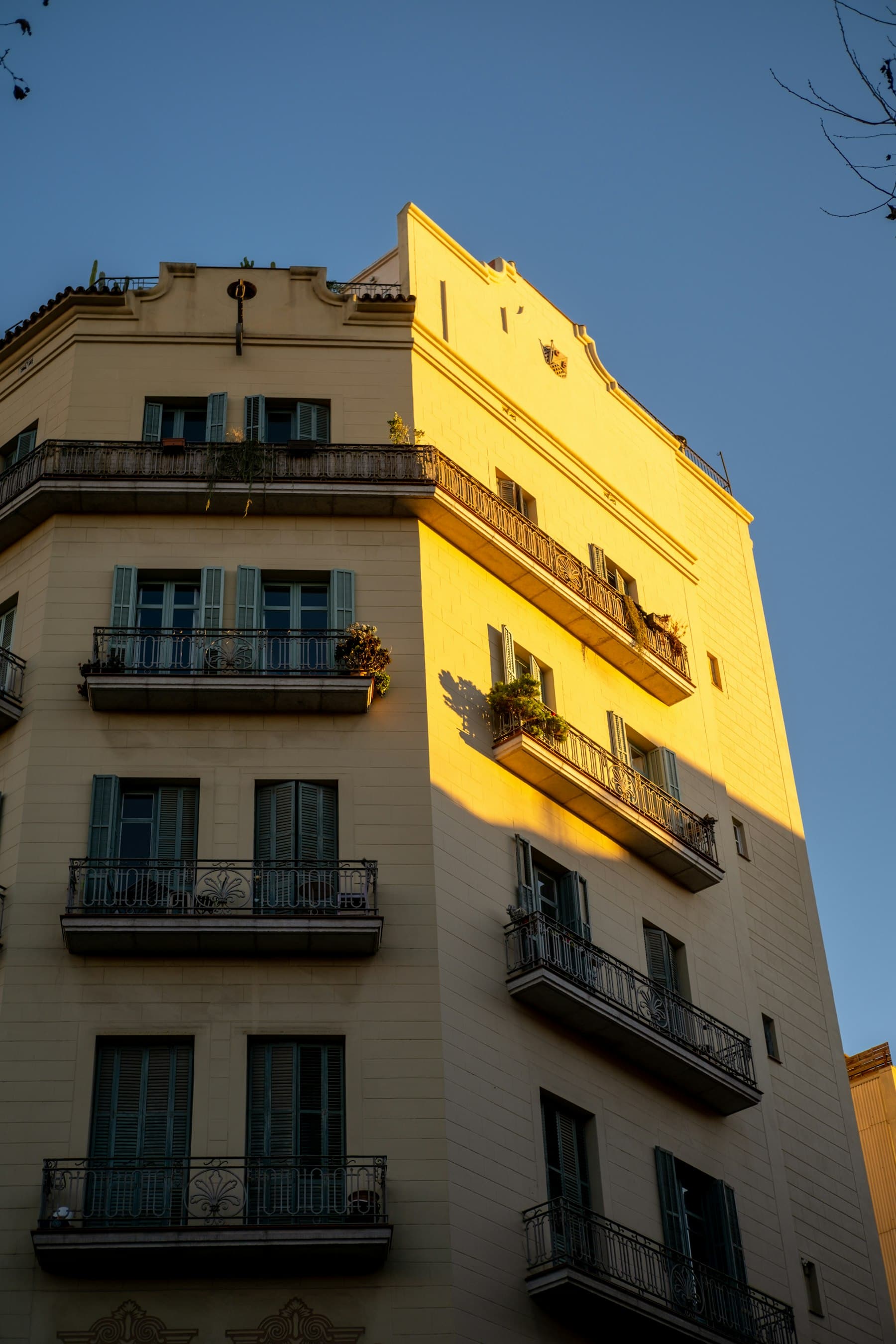 Edificio modernista del Eixample de Barcelona al atardecer