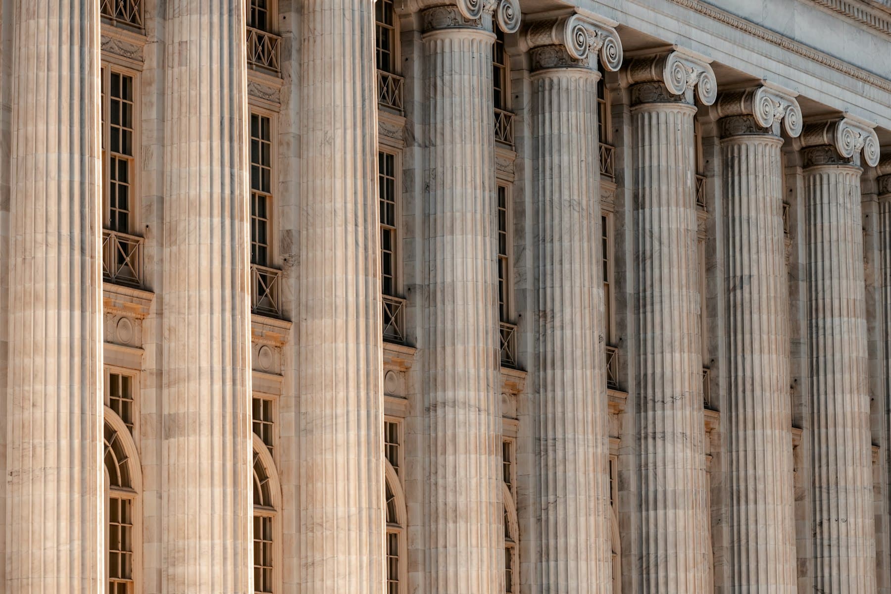 Columnata de un edificio institucional